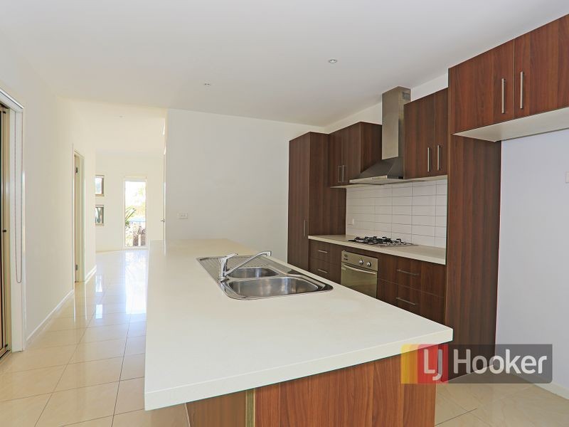 16 Dealbata Lane, Pakenham VIC 3810