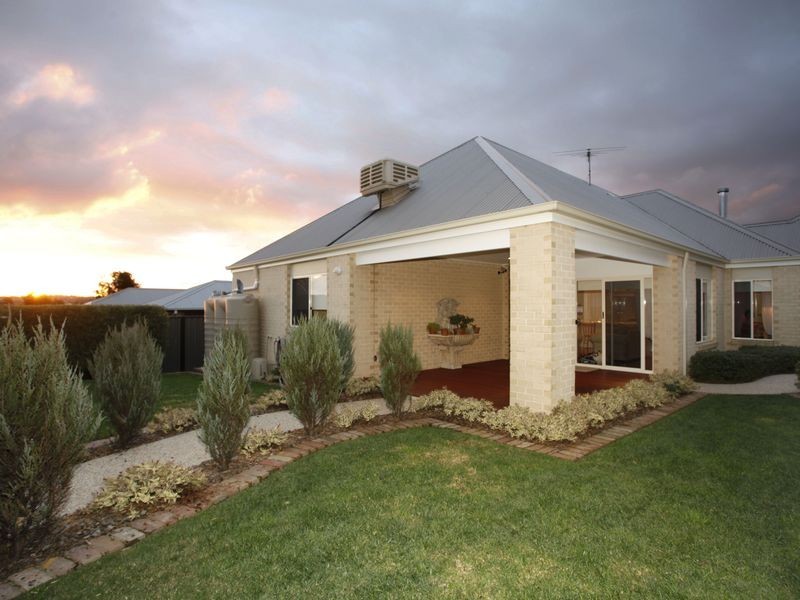 10 Michigan Grange, Pakenham VIC 3810