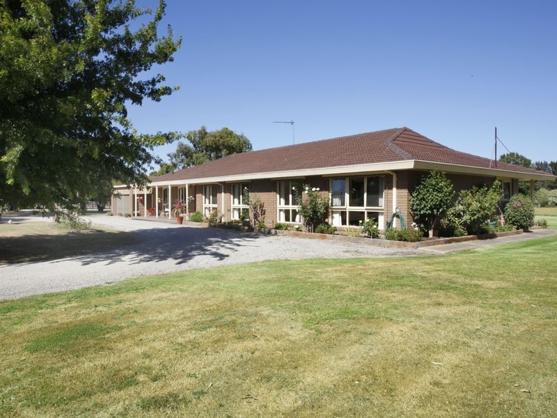 18 Oaktree Drive, Pakenham VIC 3810