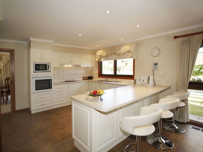 18 Oaktree Drive, Pakenham VIC 3810