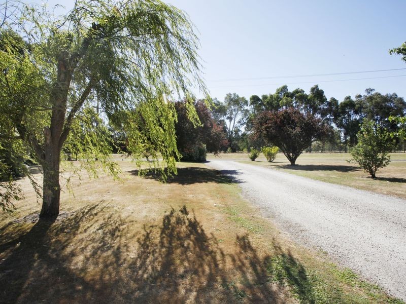 18 Oaktree Drive, Pakenham VIC 3810