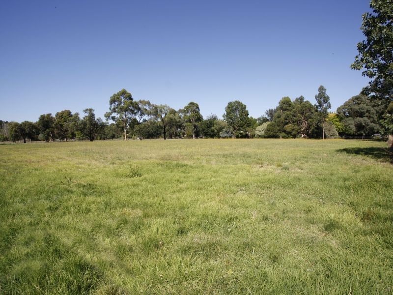 18 Oaktree Drive, Pakenham VIC 3810