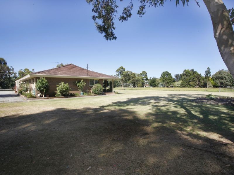 18 Oaktree Drive, Pakenham VIC 3810
