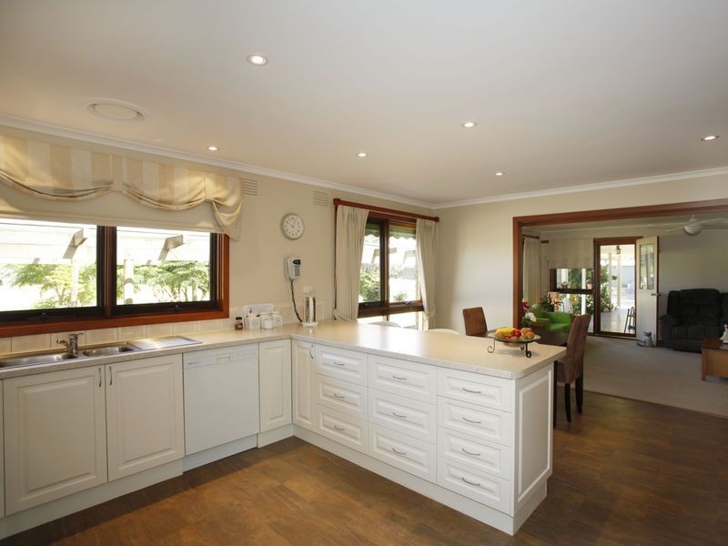 18 Oaktree Drive, Pakenham VIC 3810