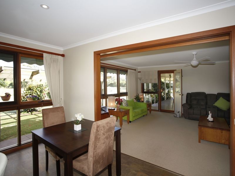 18 Oaktree Drive, Pakenham VIC 3810