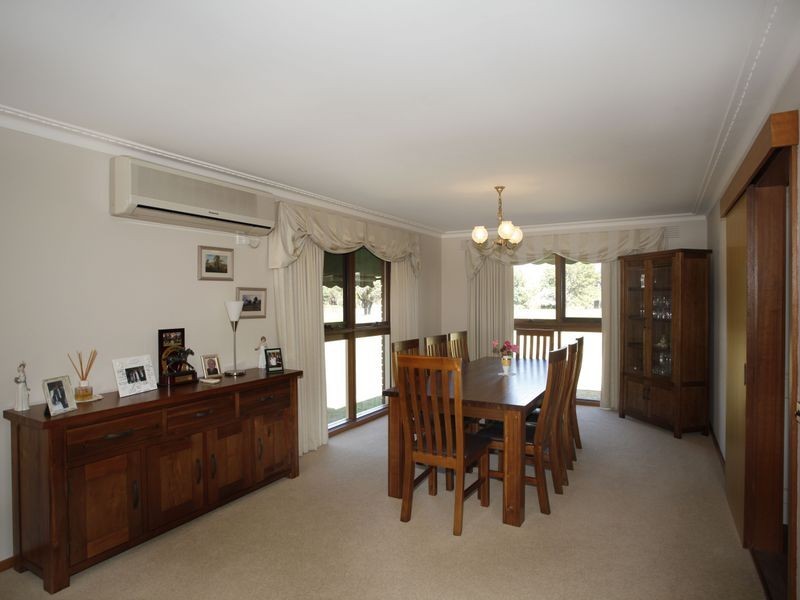 18 Oaktree Drive, Pakenham VIC 3810