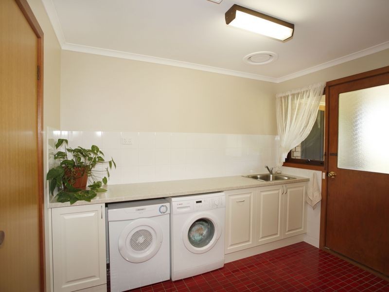 18 Oaktree Drive, Pakenham VIC 3810