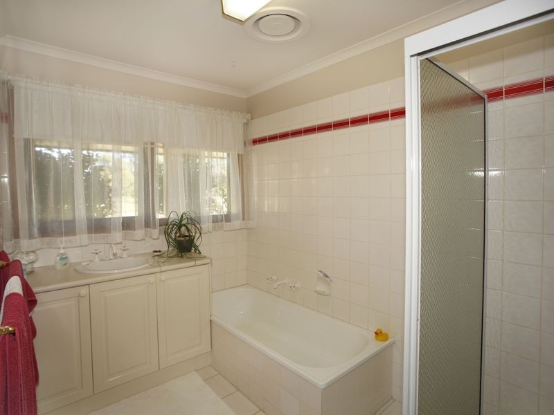 18 Oaktree Drive, Pakenham VIC 3810