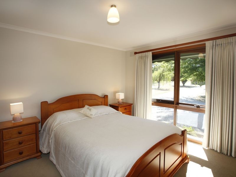 18 Oaktree Drive, Pakenham VIC 3810