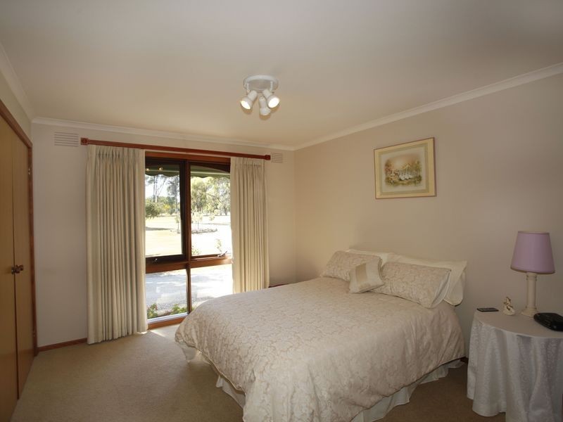 18 Oaktree Drive, Pakenham VIC 3810