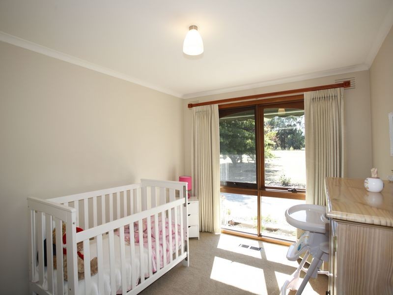 18 Oaktree Drive, Pakenham VIC 3810