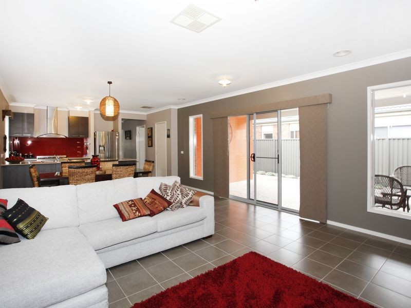 42 Everly Circuit, Pakenham VIC 3810