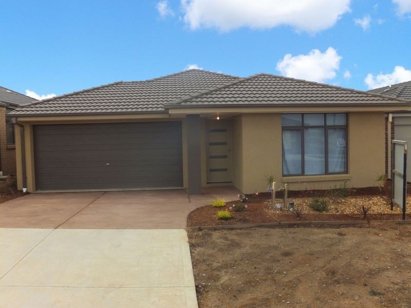 8 Botham Crescent, Pakenham VIC 3810
