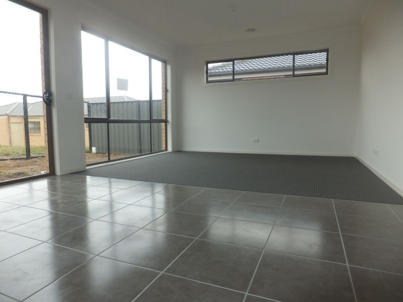 8 Botham Crescent, Pakenham VIC 3810