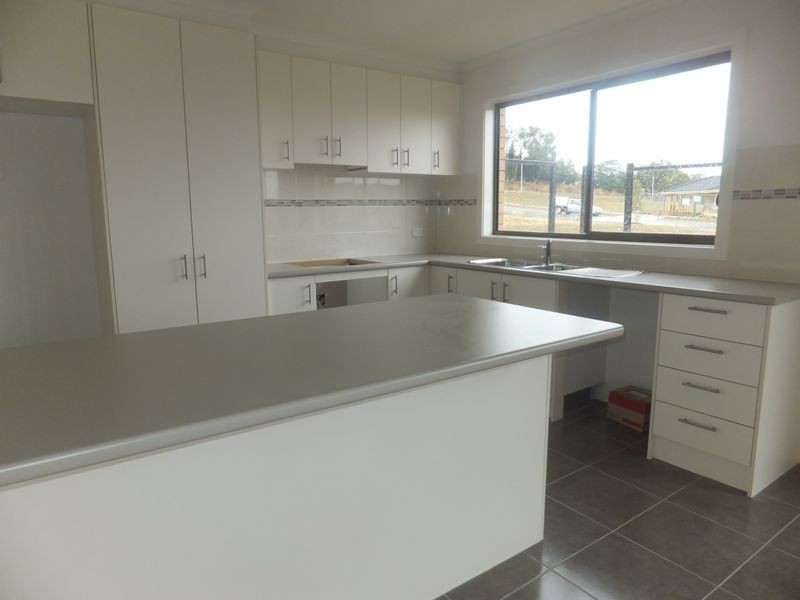 8 Botham Crescent, Pakenham VIC 3810