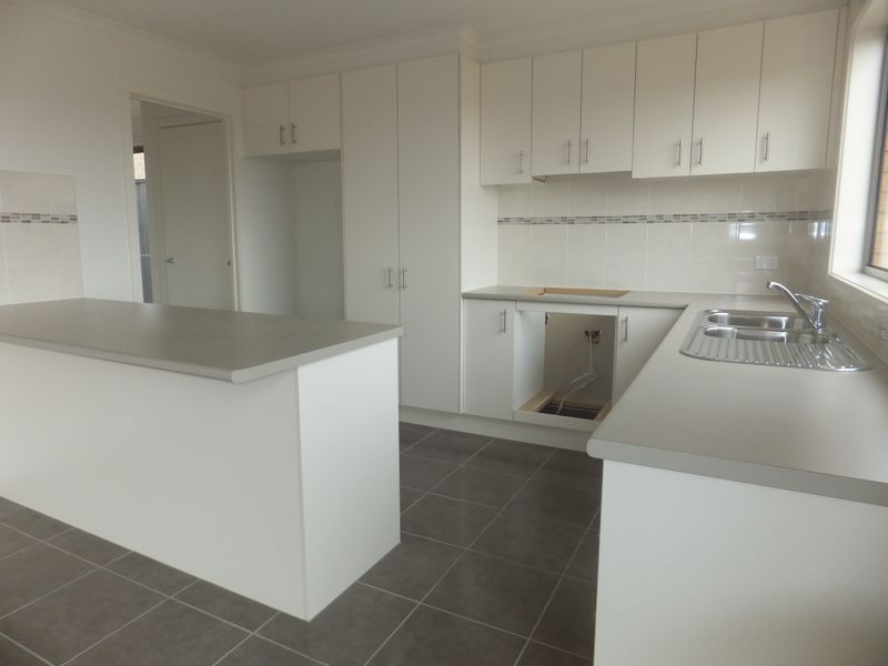 8 Botham Crescent, Pakenham VIC 3810