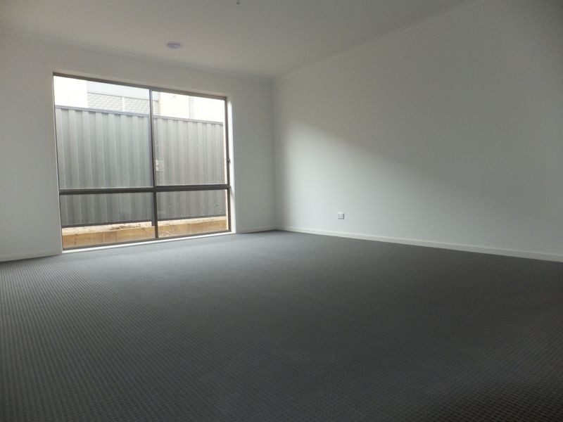 8 Botham Crescent, Pakenham VIC 3810