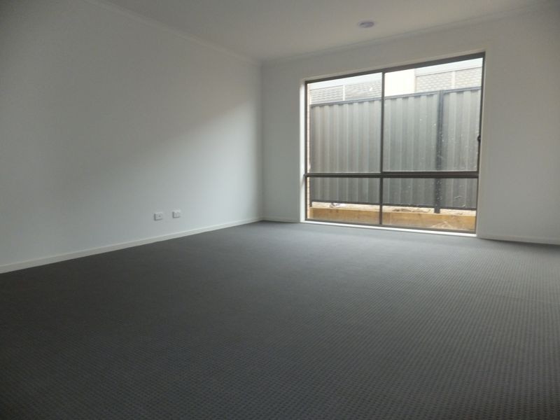 8 Botham Crescent, Pakenham VIC 3810