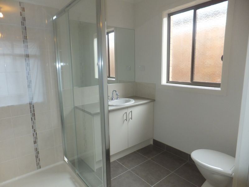 8 Botham Crescent, Pakenham VIC 3810