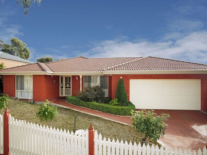 13 Pioneers Crescent, Pakenham VIC 3810
