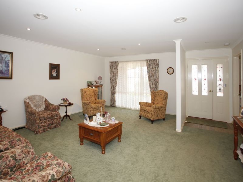 13 Pioneers Crescent, Pakenham VIC 3810