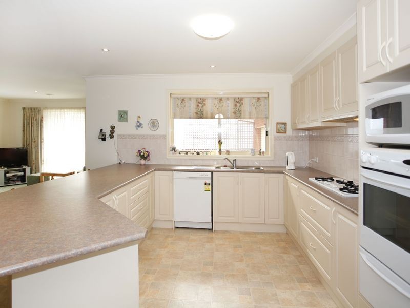 13 Pioneers Crescent, Pakenham VIC 3810