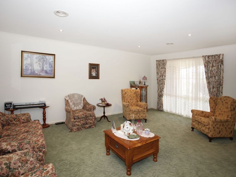 13 Pioneers Crescent, Pakenham VIC 3810
