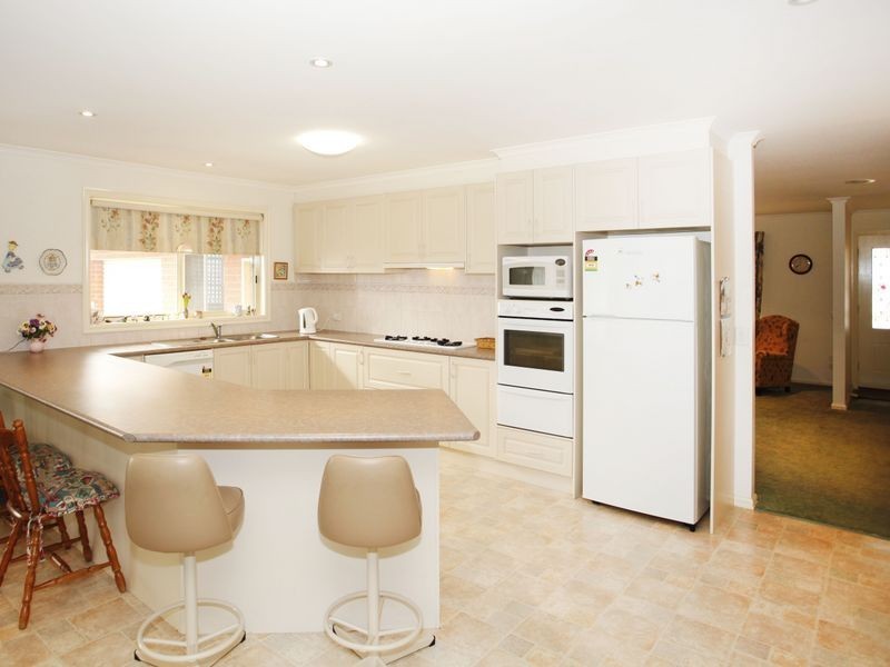 13 Pioneers Crescent, Pakenham VIC 3810