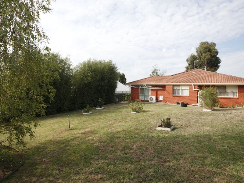 13 Pioneers Crescent, Pakenham VIC 3810