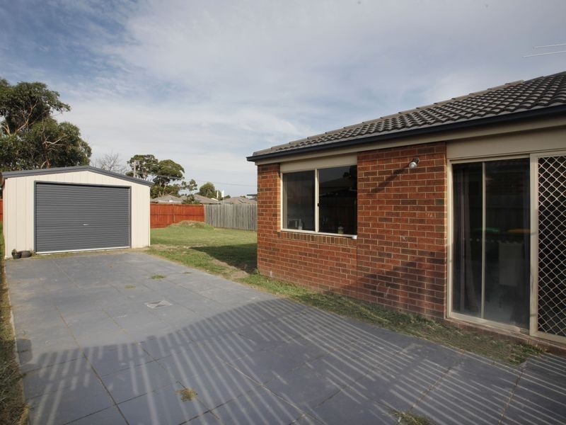 21 Wakenshaw Crescent, Pakenham VIC 3810