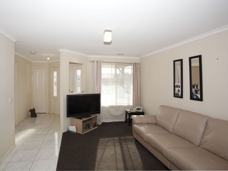 21 Wakenshaw Crescent, Pakenham VIC 3810