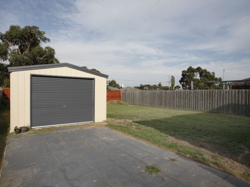 21 Wakenshaw Crescent, Pakenham VIC 3810