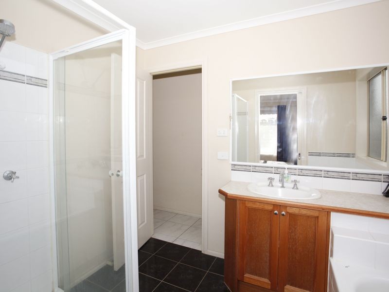 21 Wakenshaw Crescent, Pakenham VIC 3810