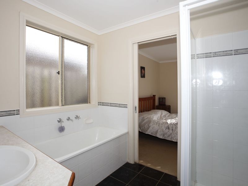 21 Wakenshaw Crescent, Pakenham VIC 3810