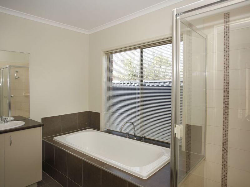 20 Paperbark Drive, Pakenham VIC 3810