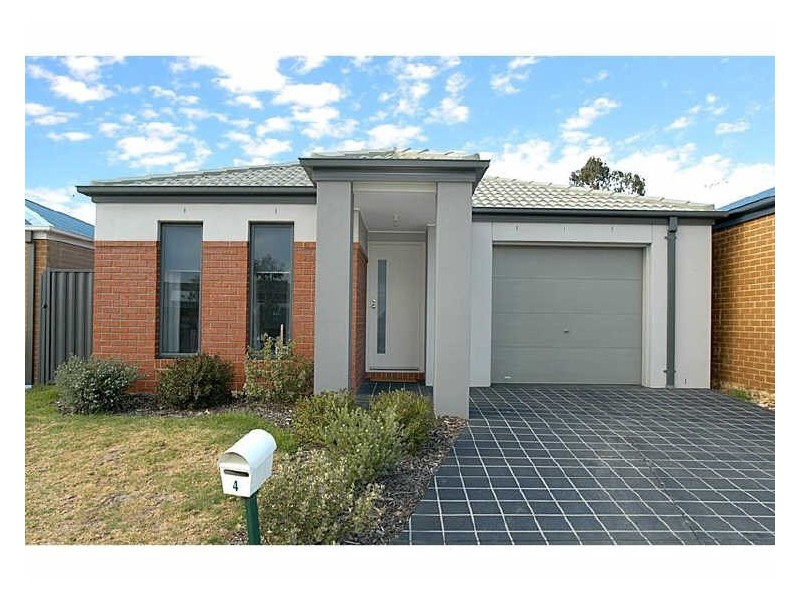 4 Chestnut Chase, Pakenham VIC 3810