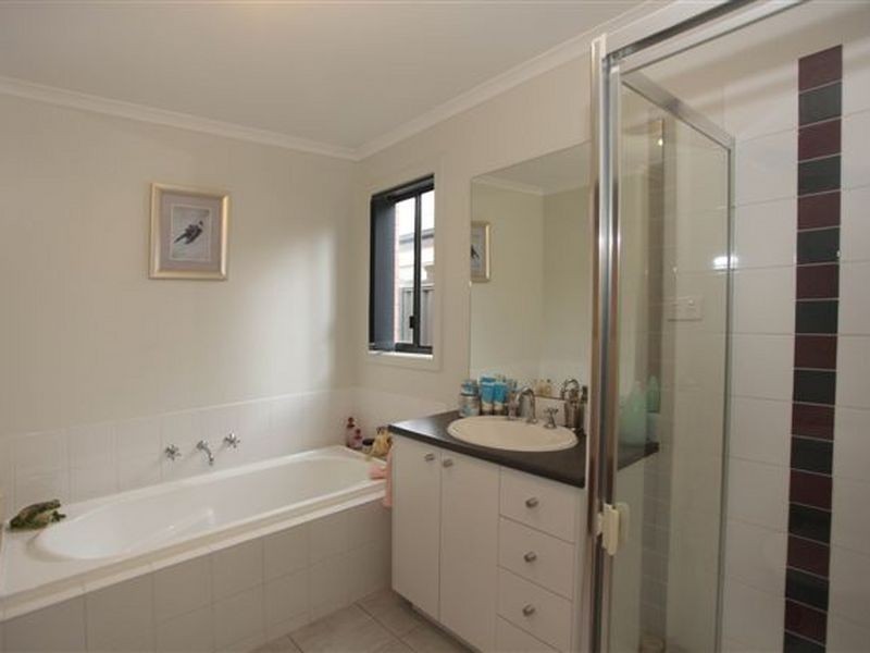 4 Chestnut Chase, Pakenham VIC 3810