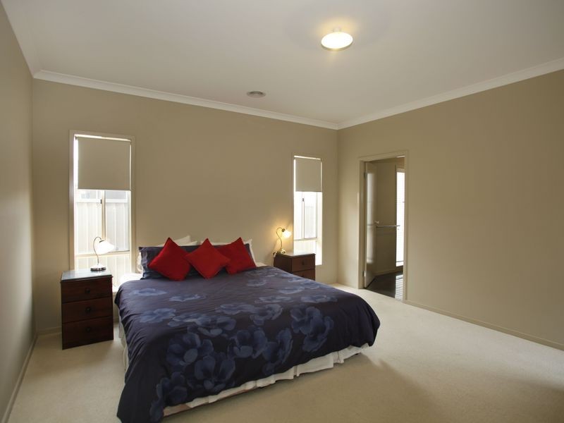 6 Sandpiper Close, Pakenham VIC 3810