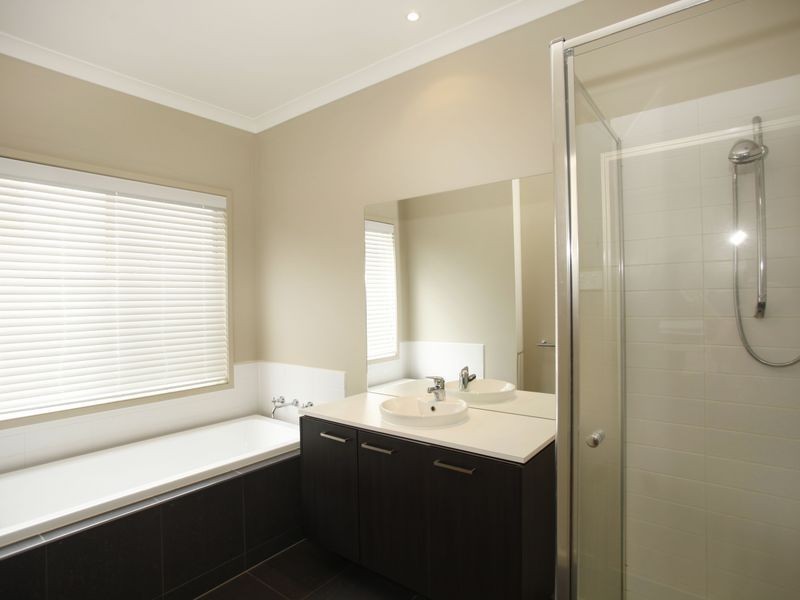 6 Sandpiper Close, Pakenham VIC 3810