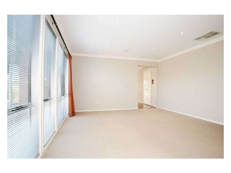 16 Fallingwater Drive, Pakenham VIC 3810