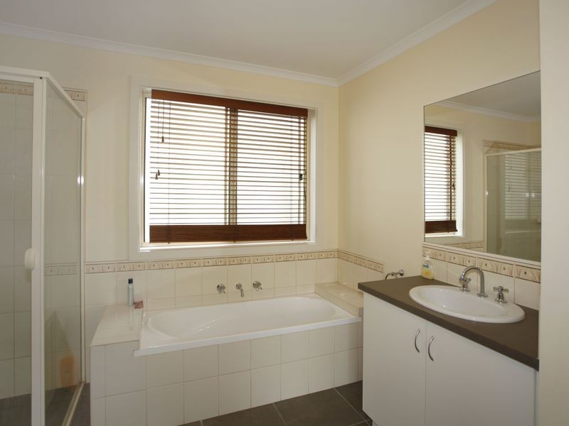 3/67 Wakenshaw Crescent, Pakenham VIC 3810