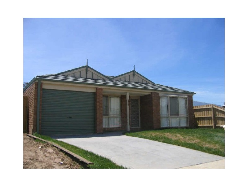 9 Wakenshaw Crescent, Pakenham VIC 3810