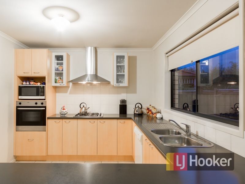 103 Oaklands Way, Pakenham VIC 3810