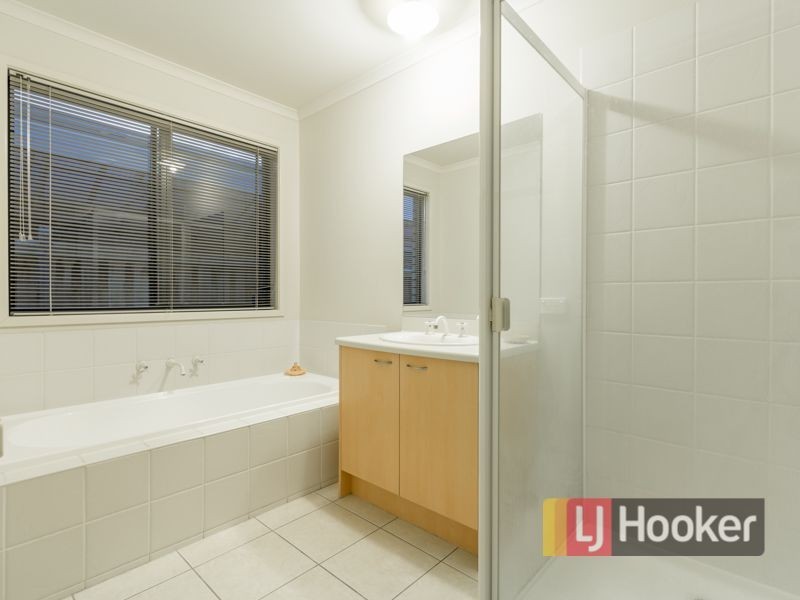 103 Oaklands Way, Pakenham VIC 3810