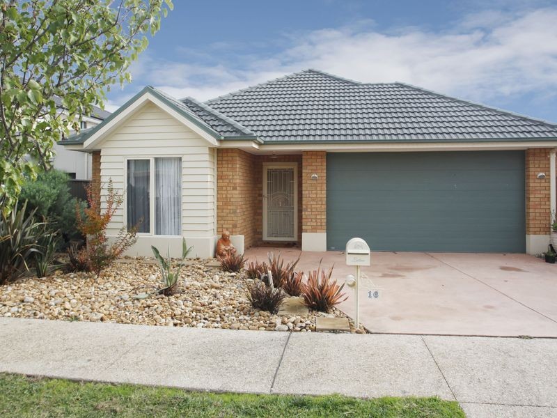 16 Sandpiper Close, Pakenham VIC 3810