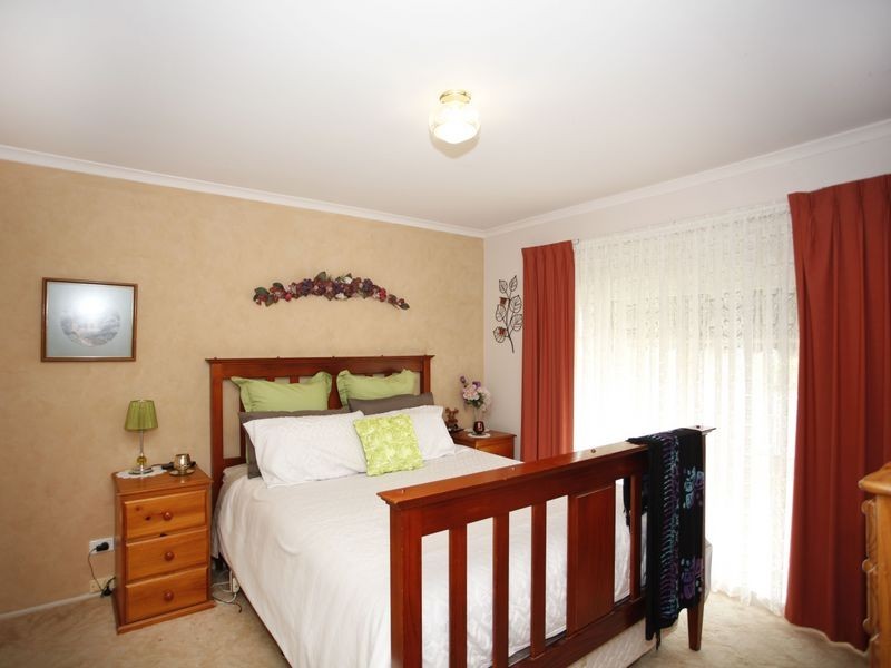 12 Gullquist Way, Pakenham VIC 3810