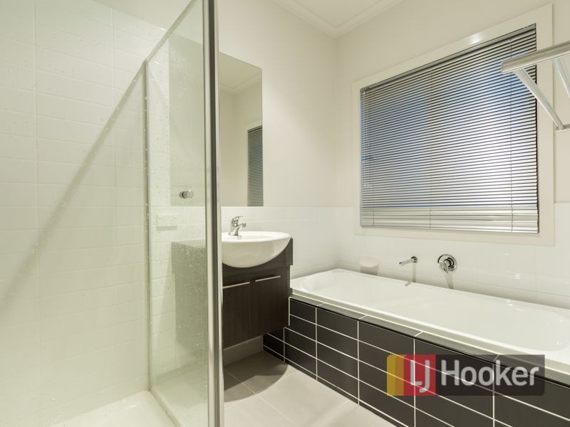 22 Edgeware Close, Pakenham VIC 3810