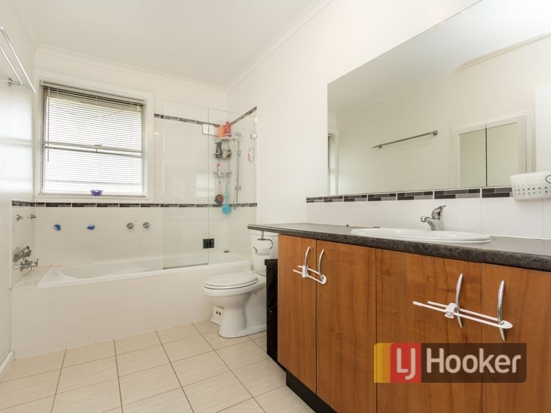 15 Deveney Street, Pakenham VIC 3810