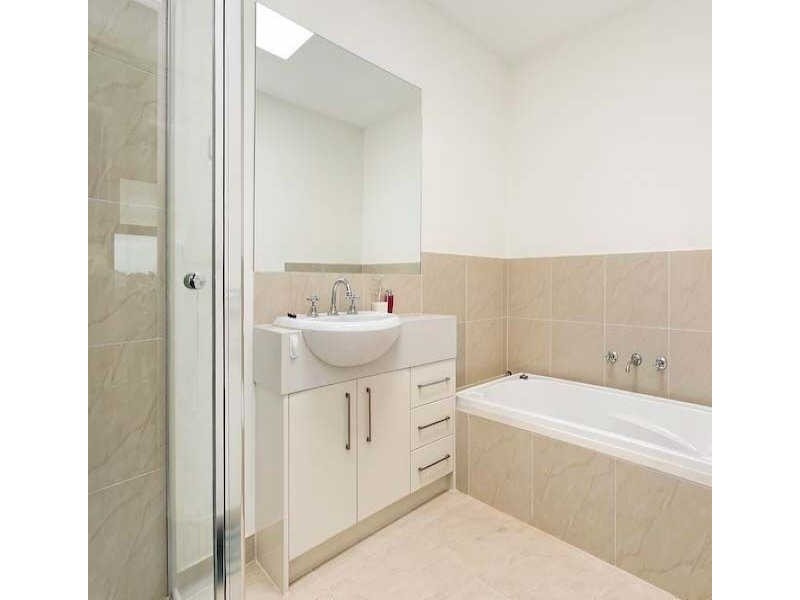 18 Dealbata Lane, Pakenham VIC 3810