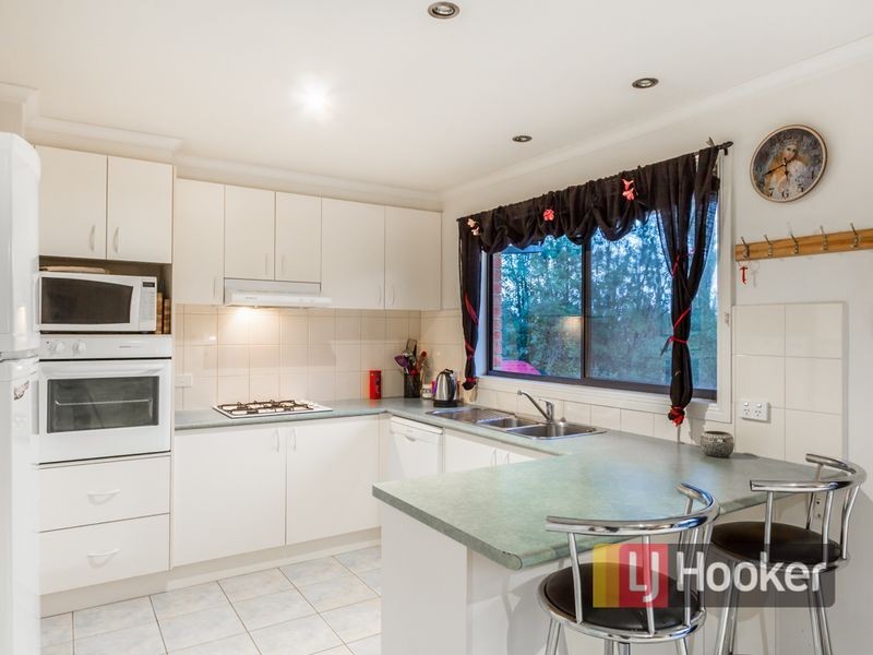 16 Ebony Drive, Pakenham VIC 3810